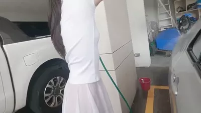 시스루 미니스커트 입고 세차하는 여성